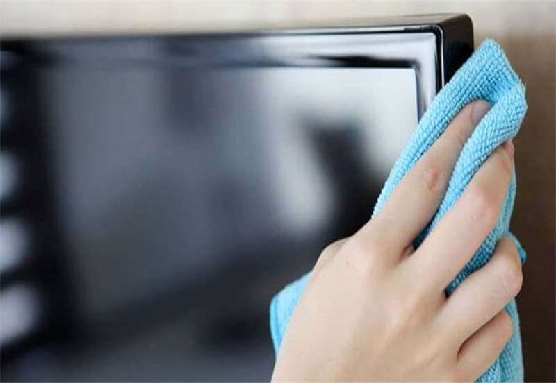Sử dụng khăn khô lau sơ qua màn hình